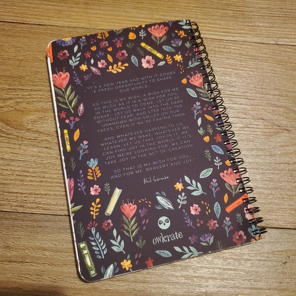 Owlcrate Floral Reading Planner book - Picture 2 of 9